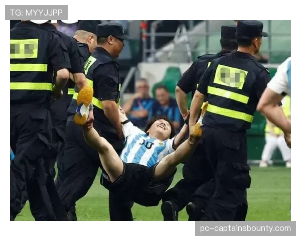 特写：小球迷冲入场内拥抱偶像，被保安带离时获全场掌声